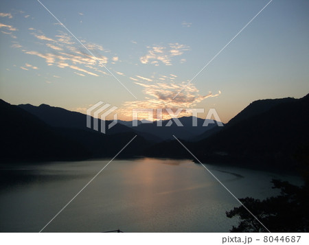 奥多摩湖の夕暮れ 奥多摩湖の夕暮れ 8044687