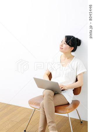 ノートパソコンを使う女の子 8045446