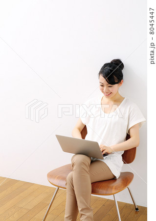 ノートパソコンを使う女の子 ノートパソコンを使う女の子 8045447