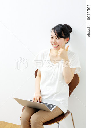 ノートパソコンを使う女の子 8045562