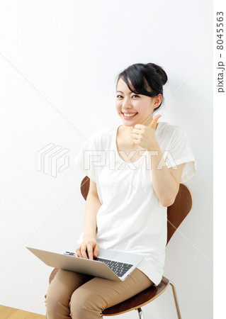 ノートパソコンを使う女の子 8045563