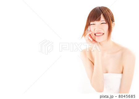 湯上がりにバスタオルを身体に撒いて気持ちよさそうに笑う可愛い女の子の写真素材