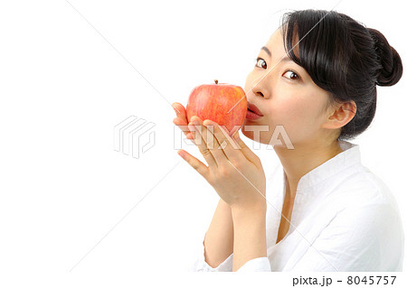 リンゴを持つ女の子の写真素材