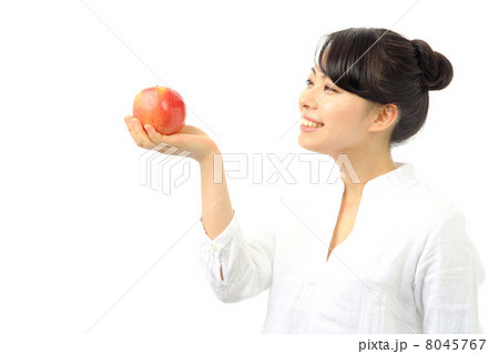 りんごを持つ女の子の写真素材