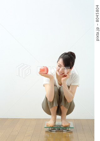 体重計の乗る女の子 体重計の乗る女の子 8045804