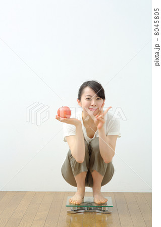 体重計の乗る女の子 体重計の乗る女の子 8045805