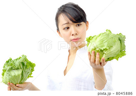 レタスを持つ女性 レタスを持つ女性 8045886