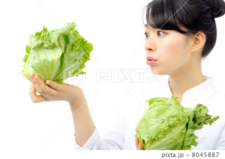レタスを持つ女性 レタスを持つ女性 8045887