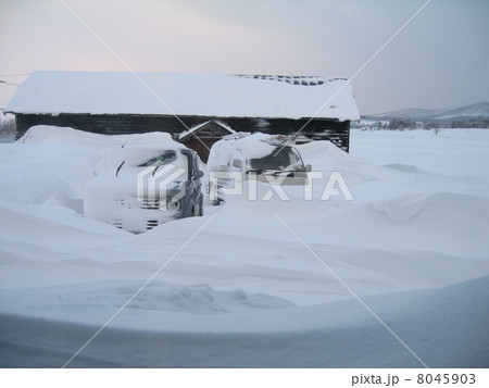 吹雪の後の吹きだまり 8045903
