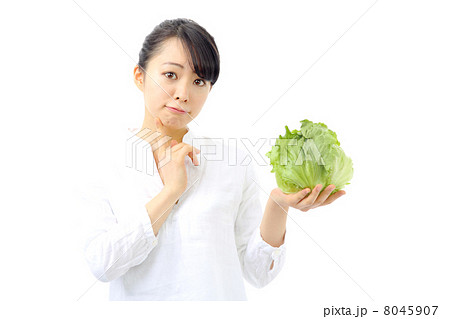 レタスを持つ女性 8045907