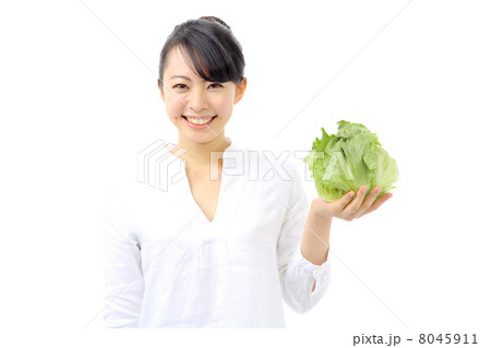 レタスを持つ女性 8045911
