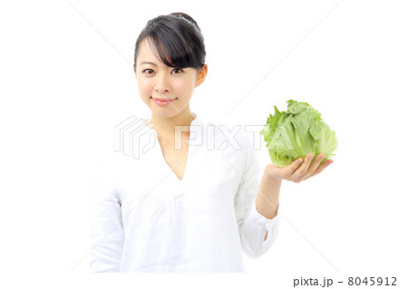 レタスを持つ女性 8045912