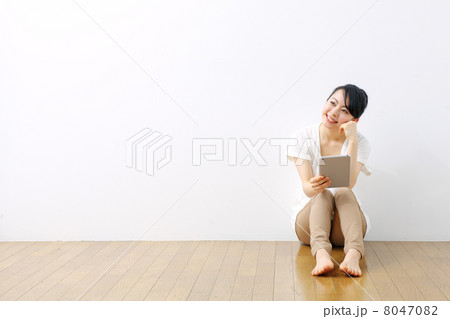 ノートパソコンを使う女の子 ノートパソコンを使う女の子 8047082