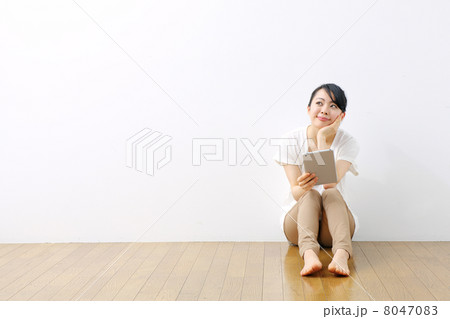 ノートパソコンを使う女の子 8047083