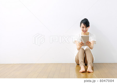 ノートパソコンを使う女の子 ノートパソコンを使う女の子 8047084