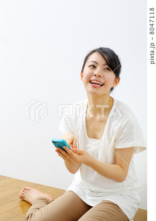 スマートフォンを使う女の子 スマートフォンを使う女の子 8047118