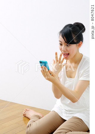 ノートパソコンを使う女の子 ノートパソコンを使う女の子 8047621