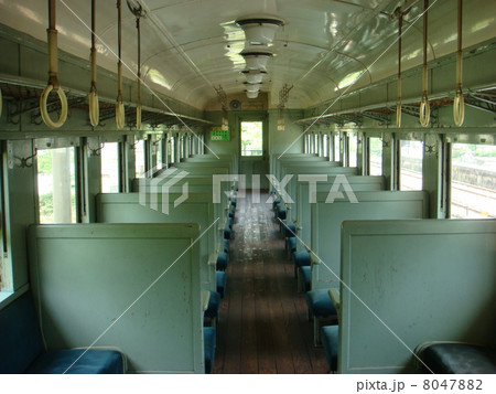 レトロなローカル線の社内 8047882