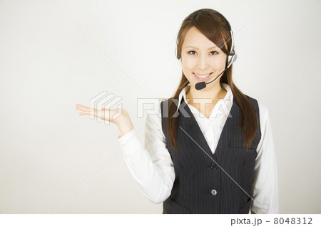 案内するオペレーター 8048312