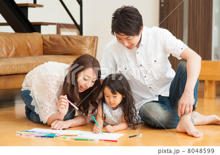 お絵かきをして遊ぶ家族 お絵かきをして遊ぶ家族 8048599