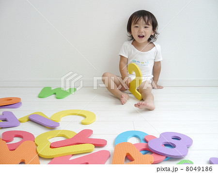 パネルで遊んでいる子供 8049186