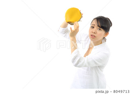 財布を持つ女の子 財布を持つ女の子 8049713