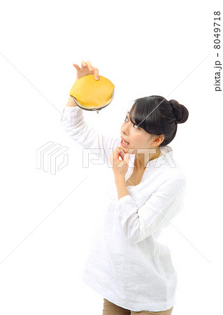 財布を持つ女の子 財布を持つ女の子 8049718