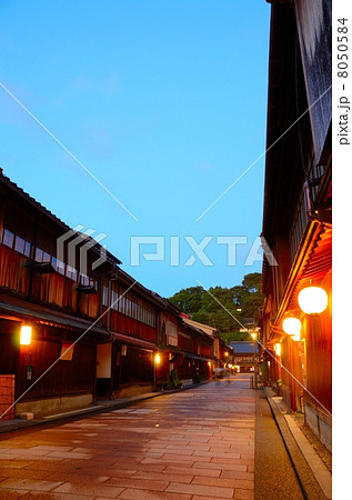金沢市・ひがし茶屋街・夏の夜景【縦】 8050584