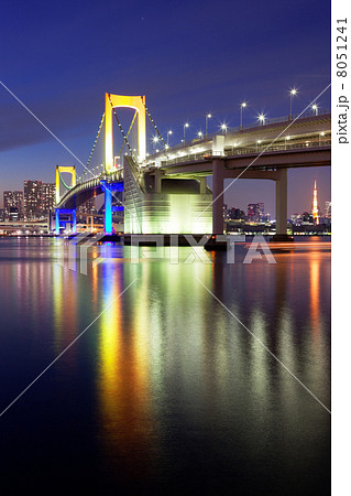 虹色にスペシャルライトアップのレインボーブリッジと海面に映える景観 虹色にスペシャルライトアップのレインボーブリッジと海面に映える景観 8051241