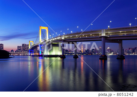 虹色にスペシャルライトアップのレインボーブリッジと海面に映える景観 虹色にスペシャルライトアップのレインボーブリッジと海面に映える景観 8051242