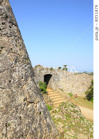 4月沖縄　中城城三の郭城壁と裏門(アーチ門) 8051876