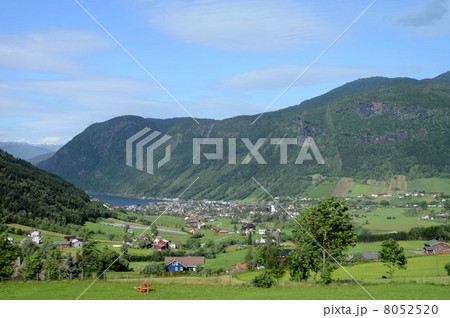 ソグネフィヨルドのヴァングスネス、対岸のバレストランドへのフェリー乗り場がある 8052520