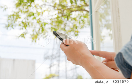スマートフォンと女性 8052670