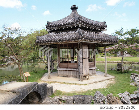 沖縄・識名園の六角堂 8052800