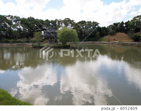 沖縄・識名園の池と六角堂 8052809