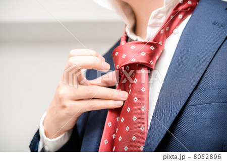 ネクタイをする ネクタイをする 8052896