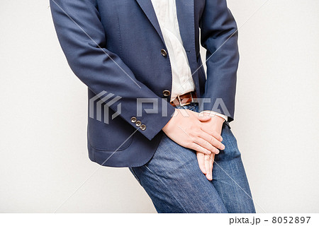 股間を押さえるビジネスマン 股間を押さえるビジネスマン 8052897