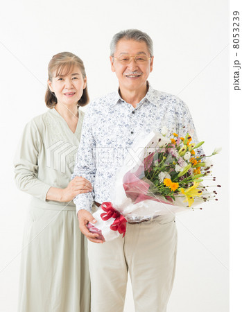 シニアの夫婦（花束） 8053239