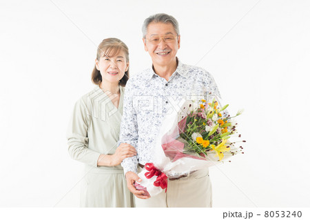 シニアの夫婦(花束) シニアの夫婦(花束) 8053240