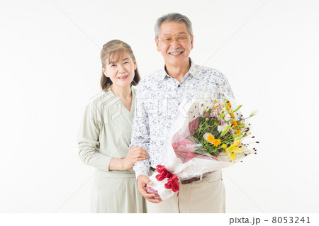 シニアの夫婦（花束） 8053241