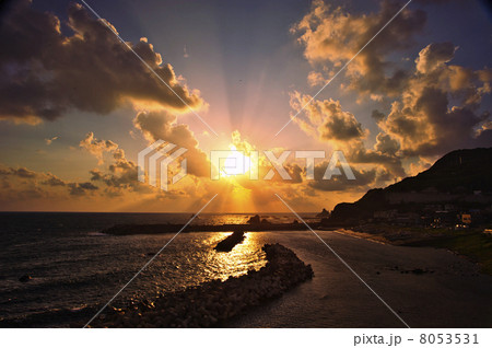 男鹿半島の夕日 8053531