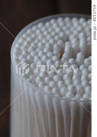 プラスチックケースに入っている家庭用綿棒　衛生用品 8053759