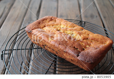 手作りお菓子のバナナチョコチップのパウンドケーキ 手作りお菓子のバナナチョコチップのパウンドケーキ 8053905
