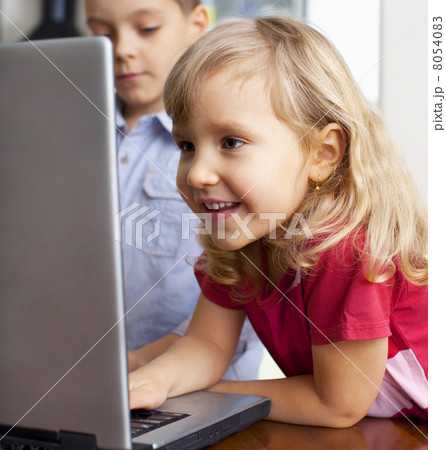 Children with laptop 8054083