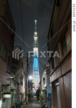 路地裏の先にスカイツリーの写真素材