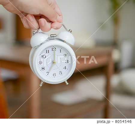 時計を持つ男性 8054546