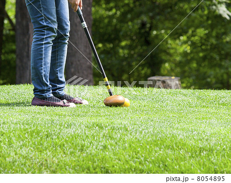 パークゴルフを楽しむ女性の足 8054895