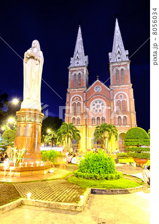 サイゴン大教会の夜景(ベトナム, ホーチミンシティ) 8056034