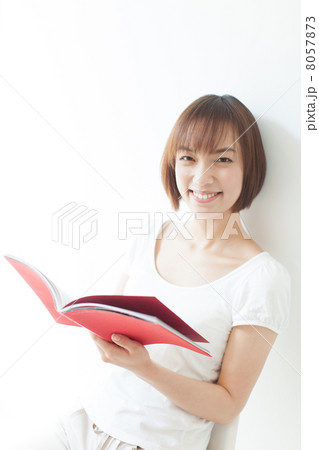 本を読む女性 8057873