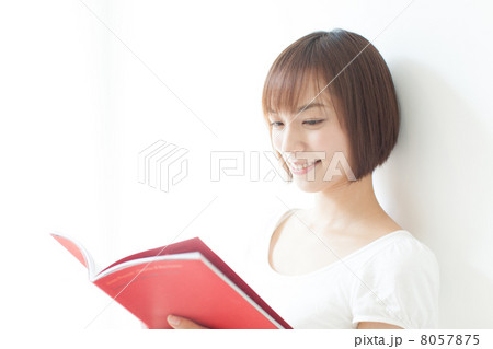 本を読む女性 本を読む女性 8057875
